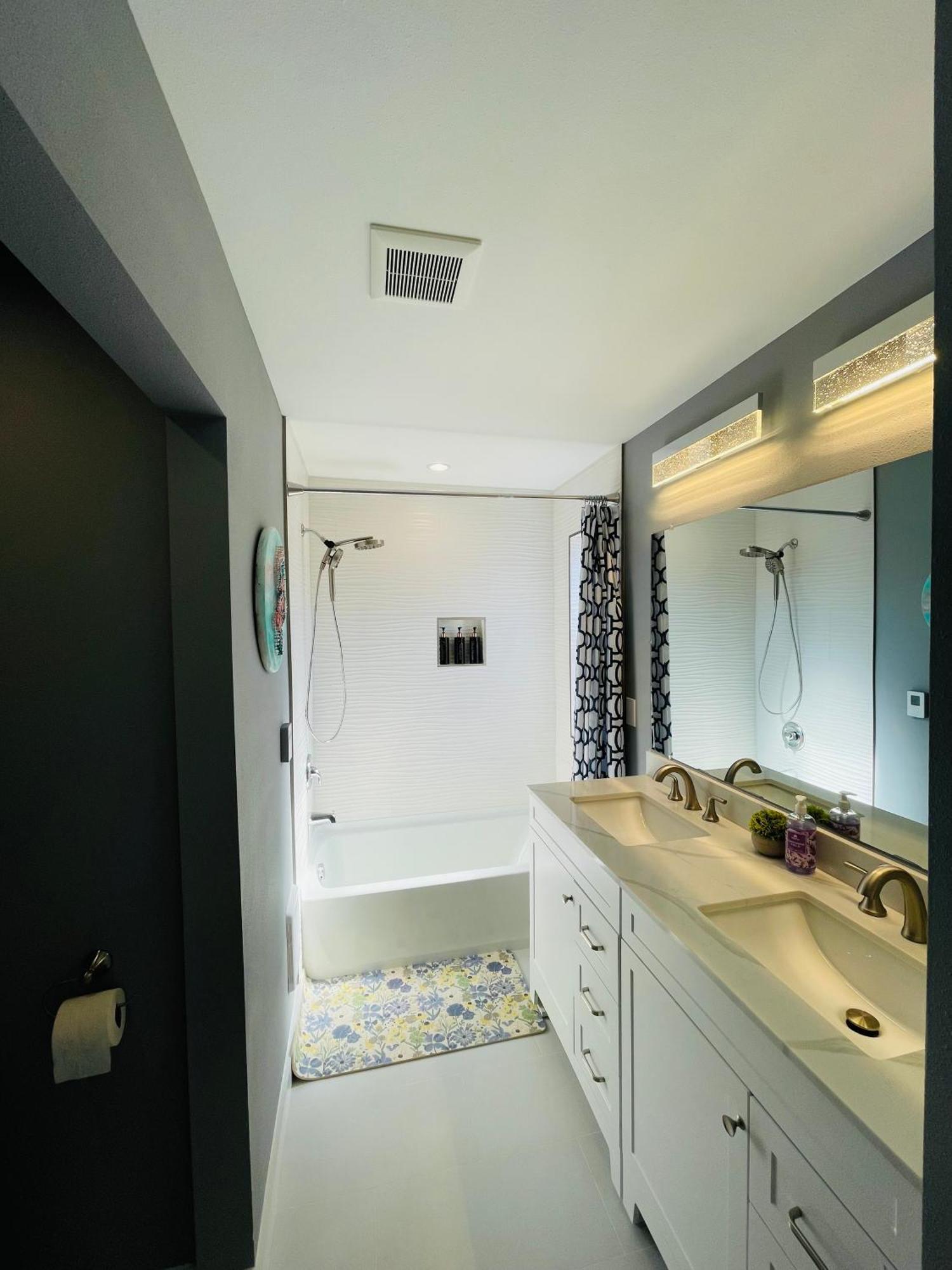 Green Lake 1St Line Home A With Central Air Conditioners Seattle Buitenkant foto